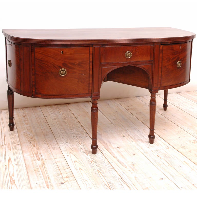 Una credenza inglese di George III lunga poco più di 5' in mogano a forma di 
