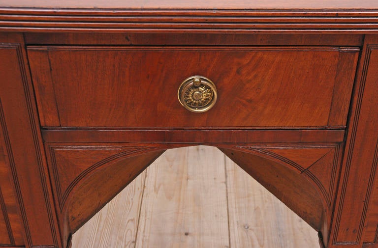 George III. Perfekt skaliertes Sideboard aus Mahagoni, England, um 1810 (Englisch) im Angebot