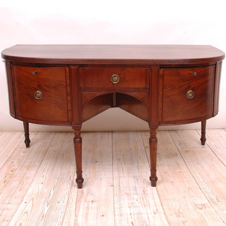 George III Perfectly Scaled Sideboard in Mahogany, England, circa 1810 For Sale 3