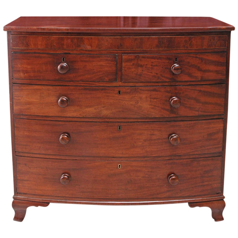 English Bow-Front Chest of Drawers in Mahogany, circa 1840