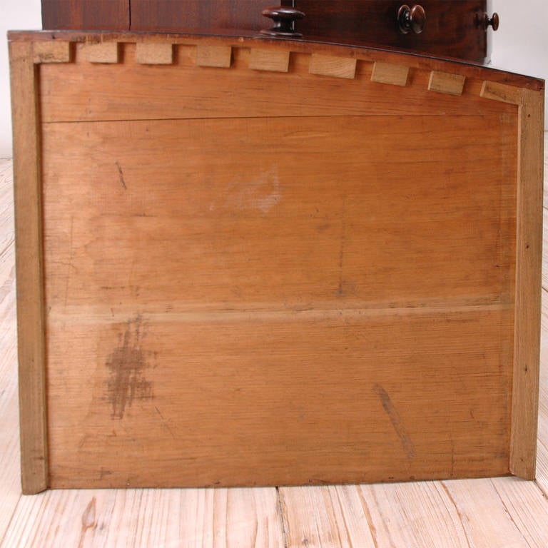 19th Century English Bow-Front Chest of Drawers in Mahogany, circa 1840