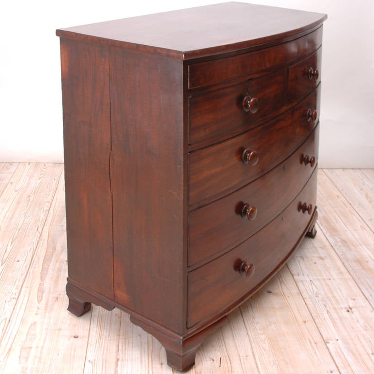 Victorian English Bow-Front Chest of Drawers in Mahogany, circa 1840