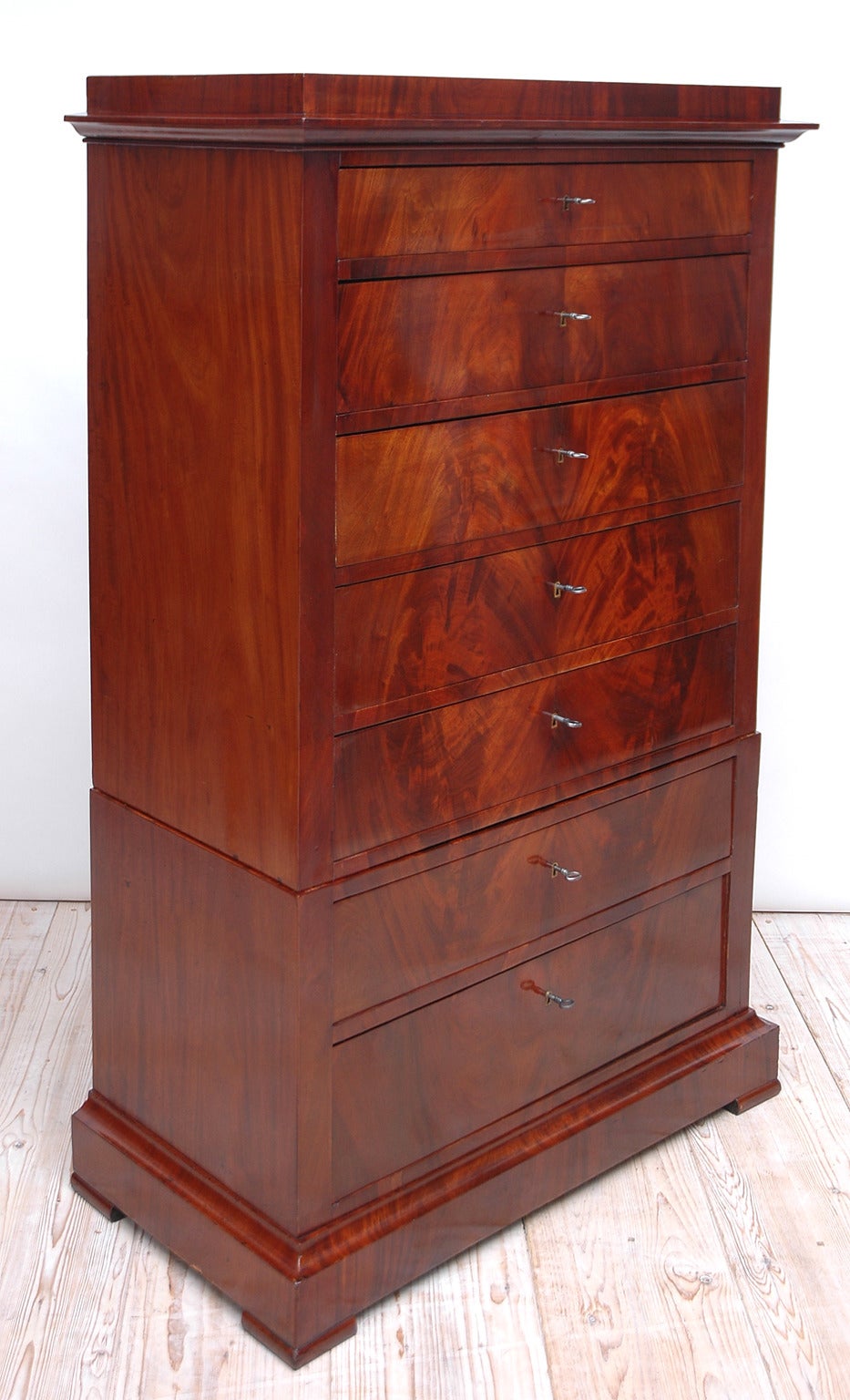 An exceptional crotch mahogany Biedermeier tall chest of drawers, Copenhagen, Denmark, circa 1830.

Measures: 40