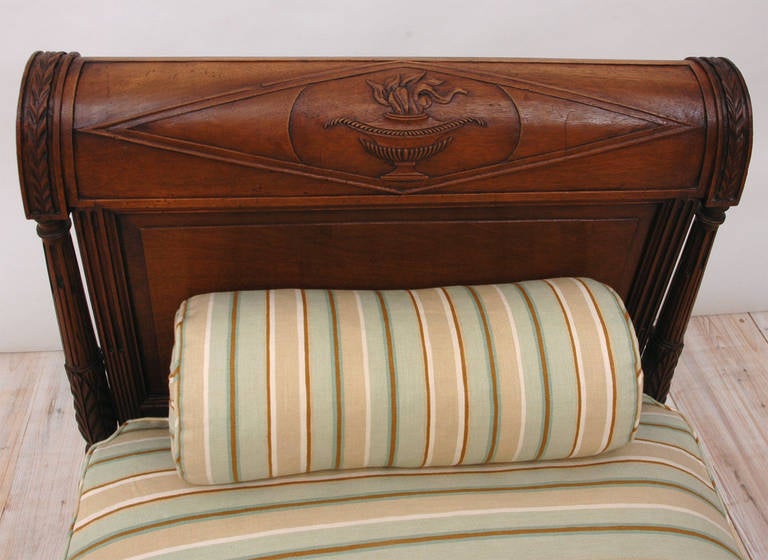 Directoire Daybed in Walnut, France, circa 1800 1