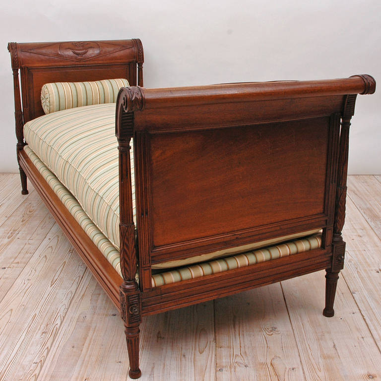 Directoire Daybed in Walnut, France, circa 1800 In Excellent Condition In Miami, FL