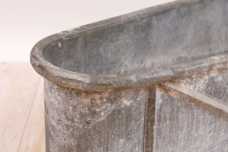 French Empire Bathtub in Zinc with Embossed Design, circa 1800 In Good Condition In Miami, FL