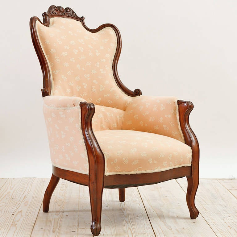 A lovely bergere with graceful lines in French-polished mahogany, newly upholstered in a Lee Jofa fabric. All springs are eight-way, hand-tied. Extremely comfortable!
Measures: 27 1/4