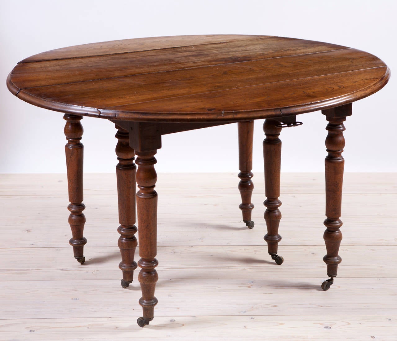 Extension Table in oak with turned legs and drop leaves, French or Flemish, c. mid to late 1700's. Note: When fully opened, table mechanism extends to 10’ 6” (but would require the making of additional leaves, which we can do for an additional