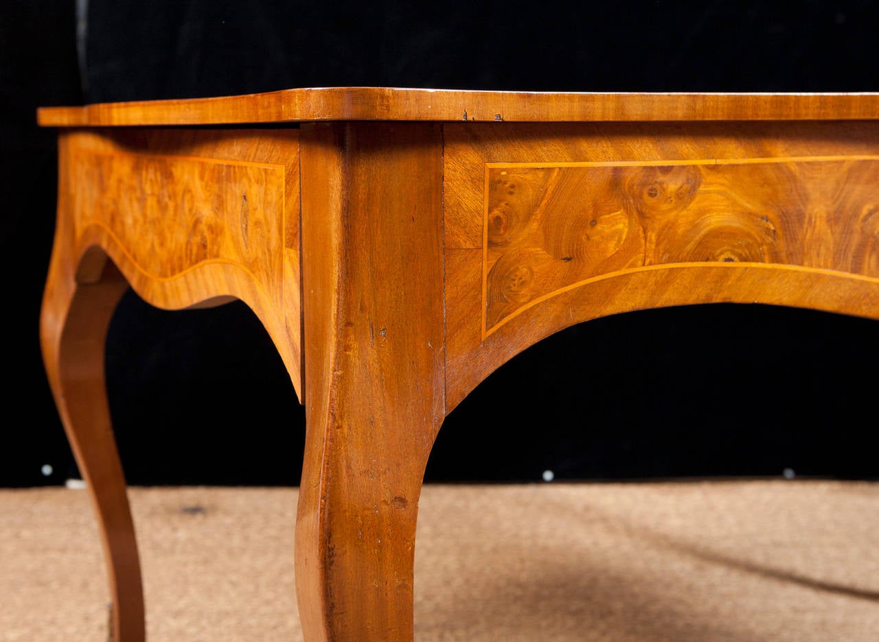 French Dining Table in Satinwood, circa 1900 In Good Condition In Miami, FL