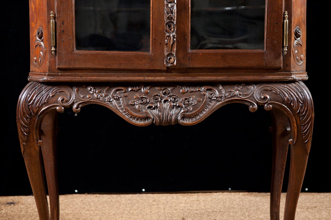 English Oak Vitrine on Queen Ann Ball-and-Claw Base In Excellent Condition In Miami, FL
