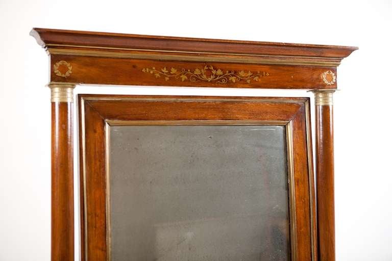 Ravissant miroir chevaleresque Empire en acajou avec incrustations de laiton et montures en bronze doré, sur double piédestal en forme de lyre, avec miroir d'origine. France, vers 1790.

Dimensions : 34