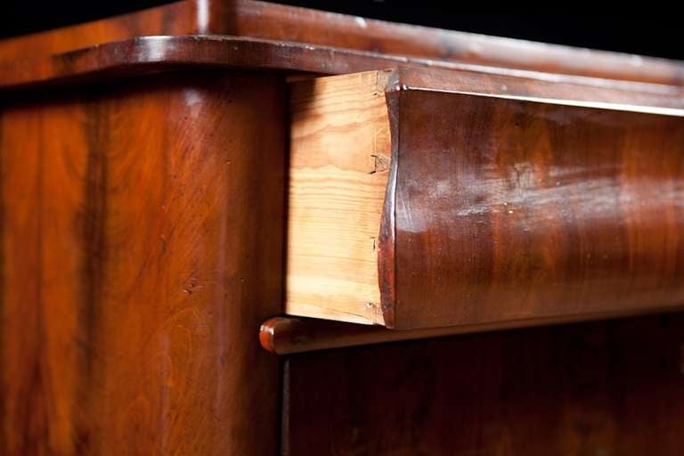 North German Biedermeier Chest of Drawers in Bookmatched Mahogany, circa 1840 In Good Condition In Miami, FL
