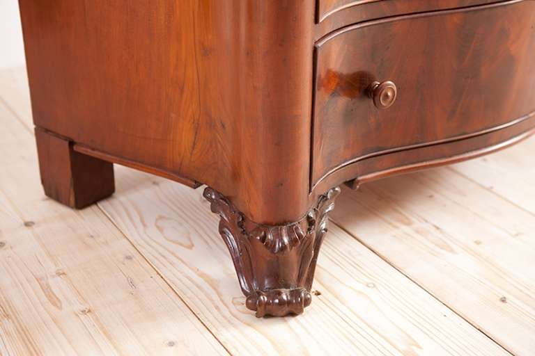 Antique Rococo-Style Chest of Drawers in Figured Mahogany w/ Serpentine-Front  In Good Condition For Sale In Miami, FL