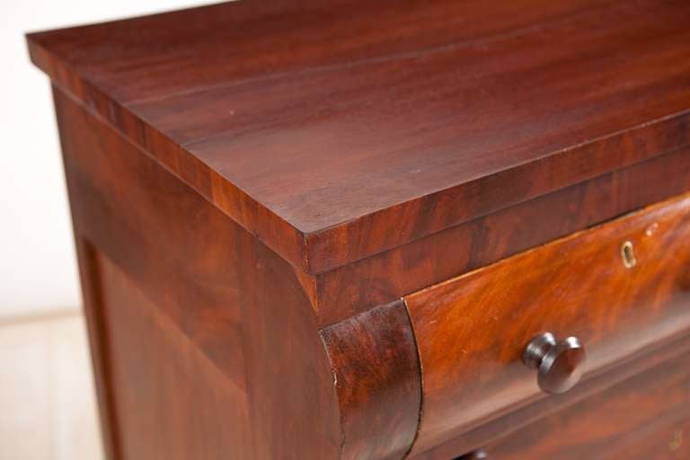 Commode Empire américaine:: Philadelphie:: vers 1830 Excellent état à Miami, FL
