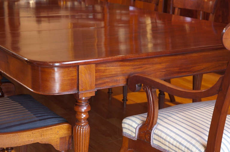 Long English Regency Banquet Dining Table in Mahogany w/ 4 Leaves, c. 1820 In Good Condition In Miami, FL
