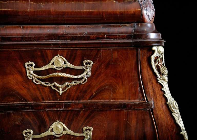 18th Century Mahogany Dutch Rococo Bombe Kast or Linen Press, c. 1750 In Good Condition For Sale In Miami, FL