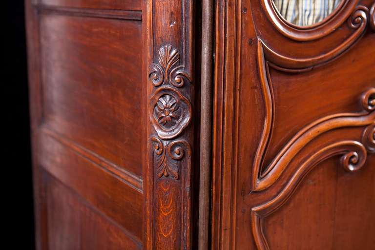 Armoire ancienne Louis XV en noyer avec panneaux vitrés.
Une belle et impressionnante armoire dont le bois présente une belle patine, France, milieu des années 1700. Les panneaux de verre, bien que soufflés à la main, ont plus que probablement été