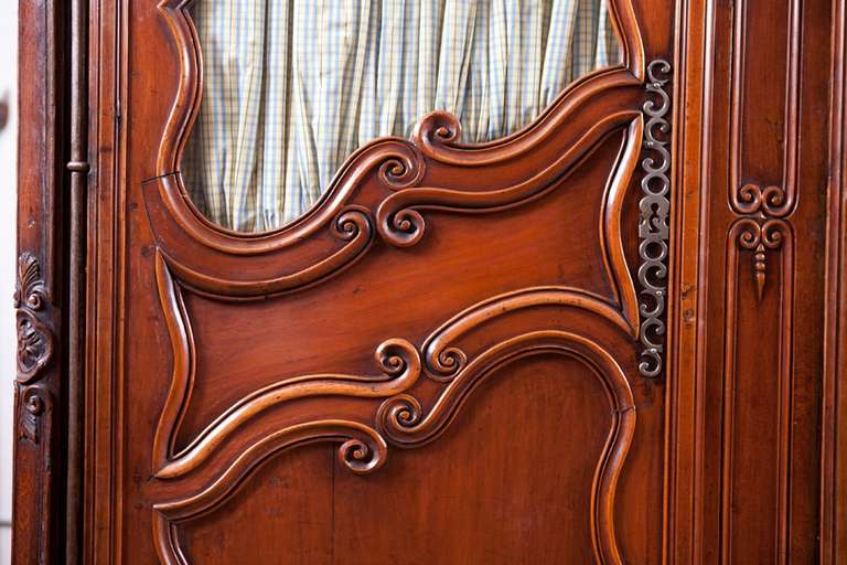 Français Armoire en noyer d'époque Louis XV, milieu des années 1700 en vente