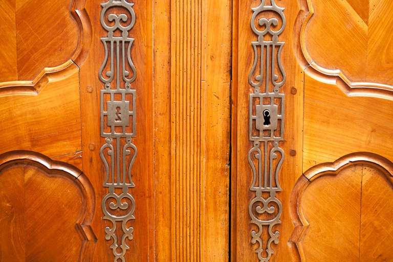Très belle armoire de style Louis XV en merisier clair avec des panneaux à chevrons sur les portes ou 