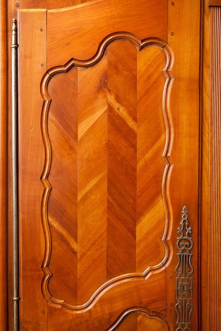 Antike Französisch Louis XV-Stil Armoire in Kirschholz w Chevron oder 
