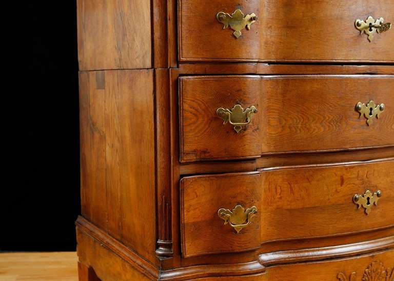 18th Century Danish Baroque Block Front Chest of Drawers in Oak, circa 1730 In Good Condition For Sale In Miami, FL