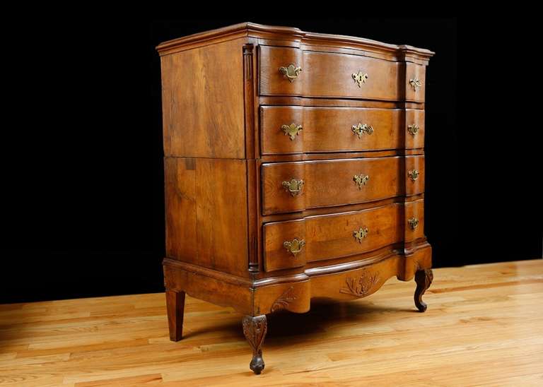 18th Century Danish Baroque Block Front Chest of Drawers in Oak, circa 1730 For Sale 4