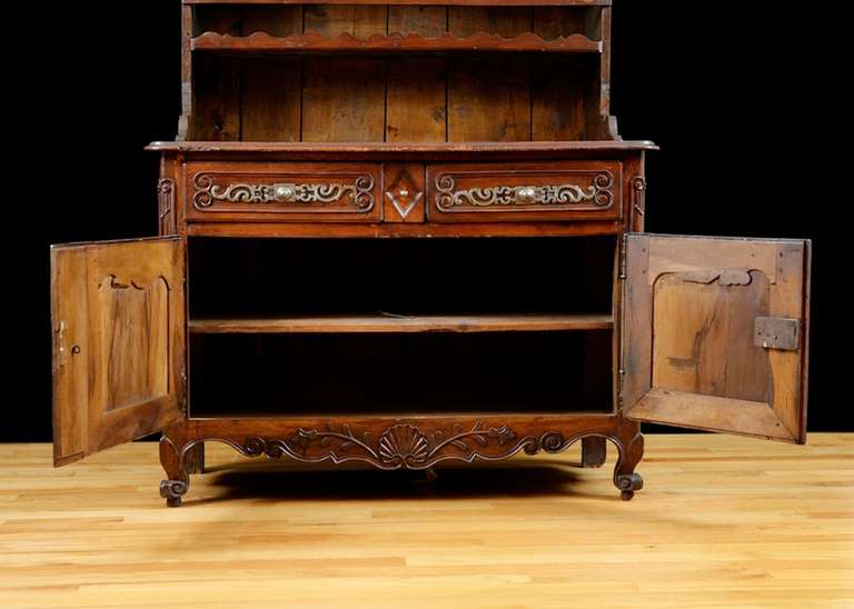 18th Century Period Louis XV Cupboard in Walnut with Dish Rack, France, c. 1750 4