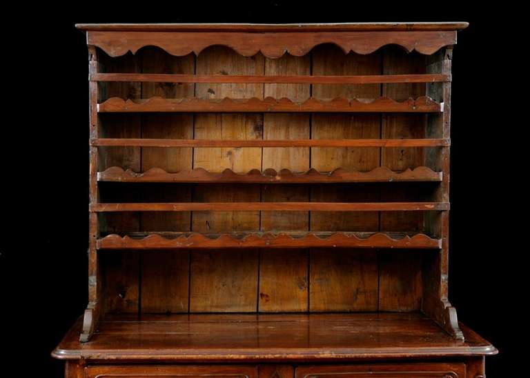 18th Century Period Louis XV Cupboard in Walnut with Dish Rack, France, c. 1750 In Good Condition In Miami, FL