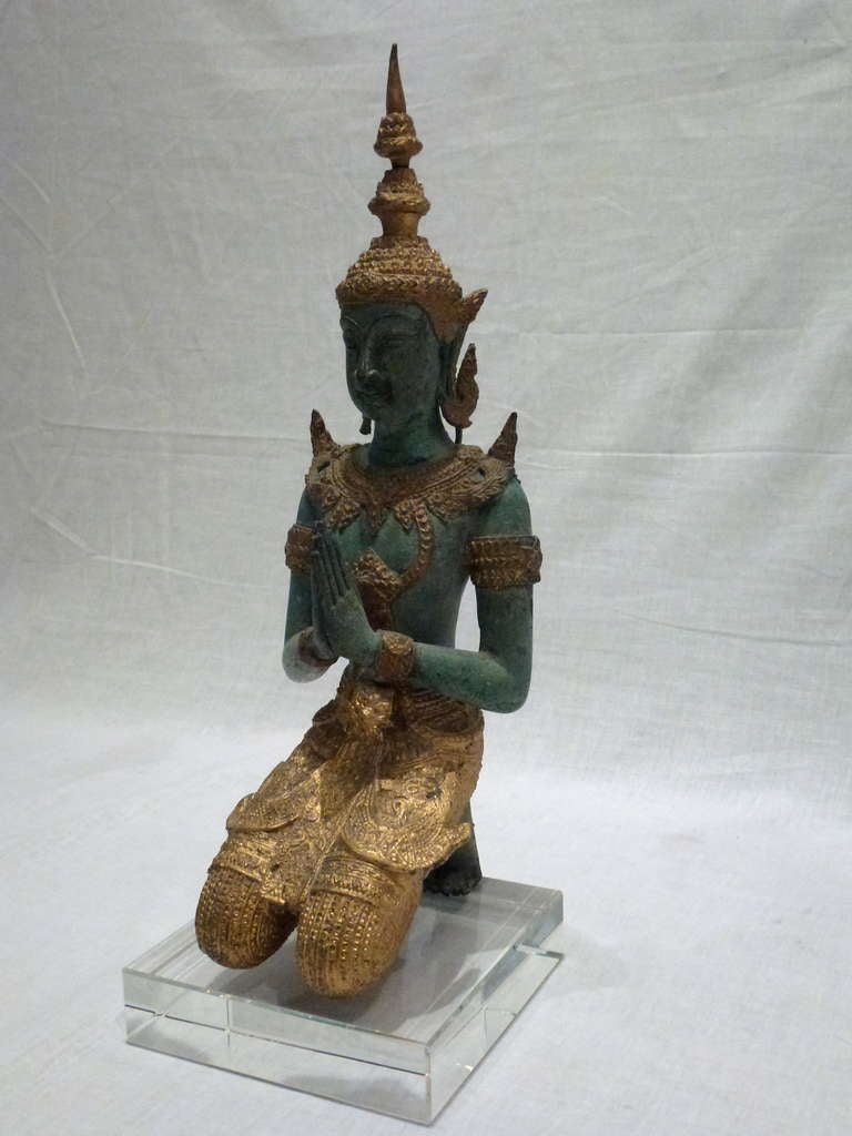 Intrincada escultura de Buda orante tailandés de bronce macizo con detalles en pan de oro.  Bonita pátina.  No incluye la contrahuella de cristal.