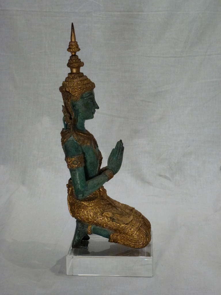 Bronze and Gold Leaf Praying Thai Buddha Sculpture In Excellent Condition For Sale In Northbrook, IL