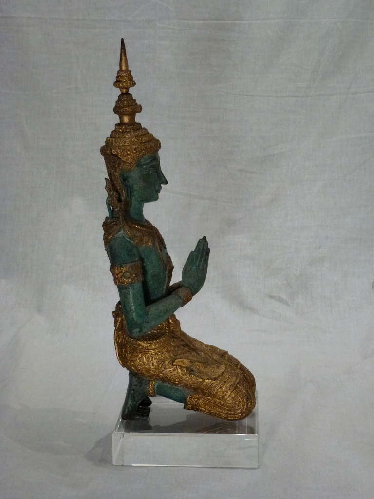 Escultura de Buda tailandés orante de bronce y pan de oro Tailandés en venta