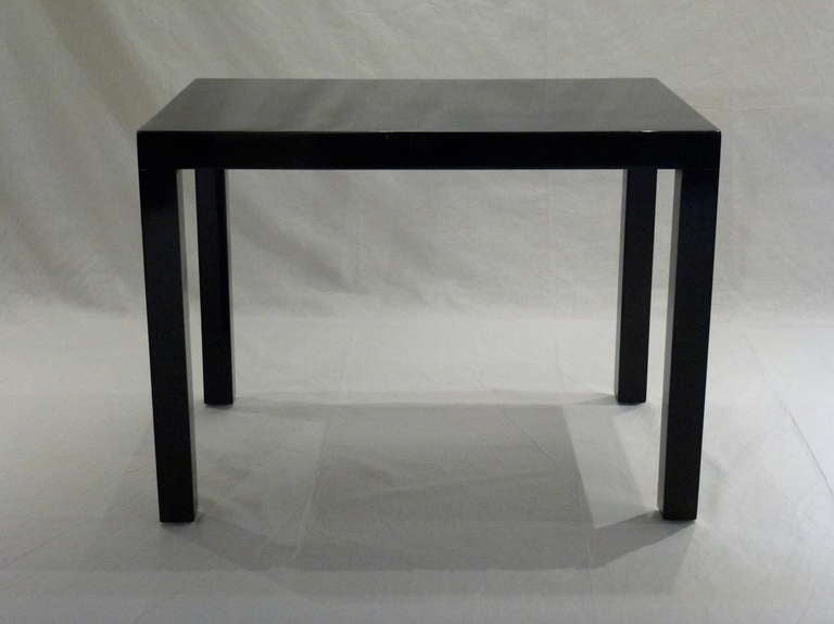 Mid-Century Modern Pair of Black Lacquered Parsons Style Side Tables For Sale
