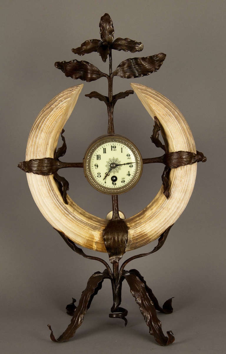 Antike Nilpferd-Stoßzahn-Uhr Ca. 1900