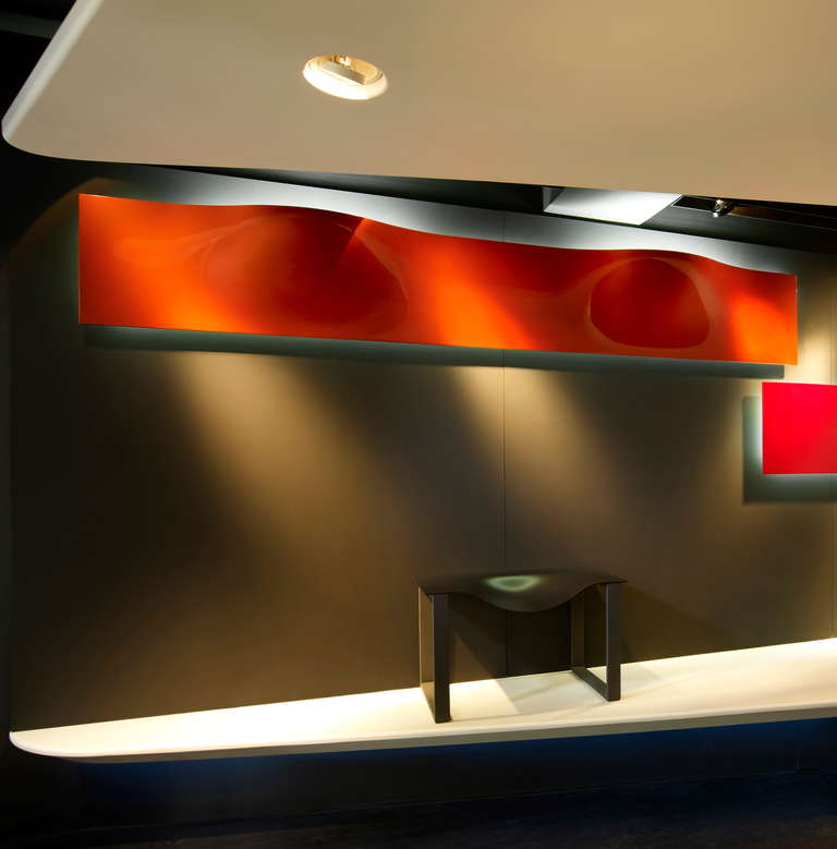 Matrice 04 is a true work of art : a fascinating and very large double sconce resembling a wall sculpture. The piece levitates in front of the wall thanks to the LED backlighting. Added mystery is brought by lacquered fiberglass, reinforced by