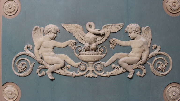 Une grande paire de panneaux de porte de style Directoire français représentant deux chérubins et un cygne.
 