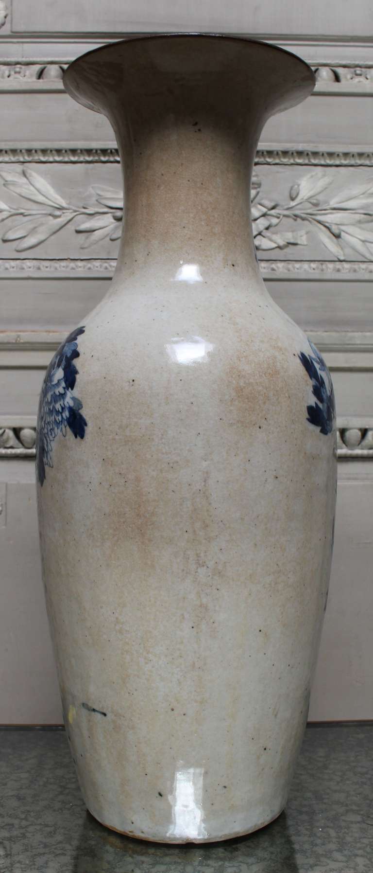 A Blue and White Chinese Vase In Good Condition In Dallas, TX