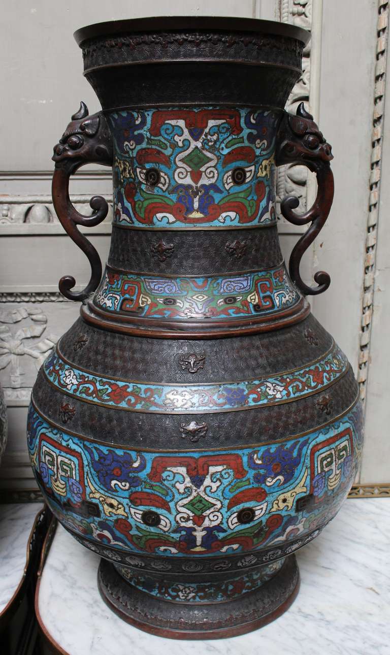 Une paire de grands vases japonais champlevés du 19ème siècle:: avec des motifs chinois.