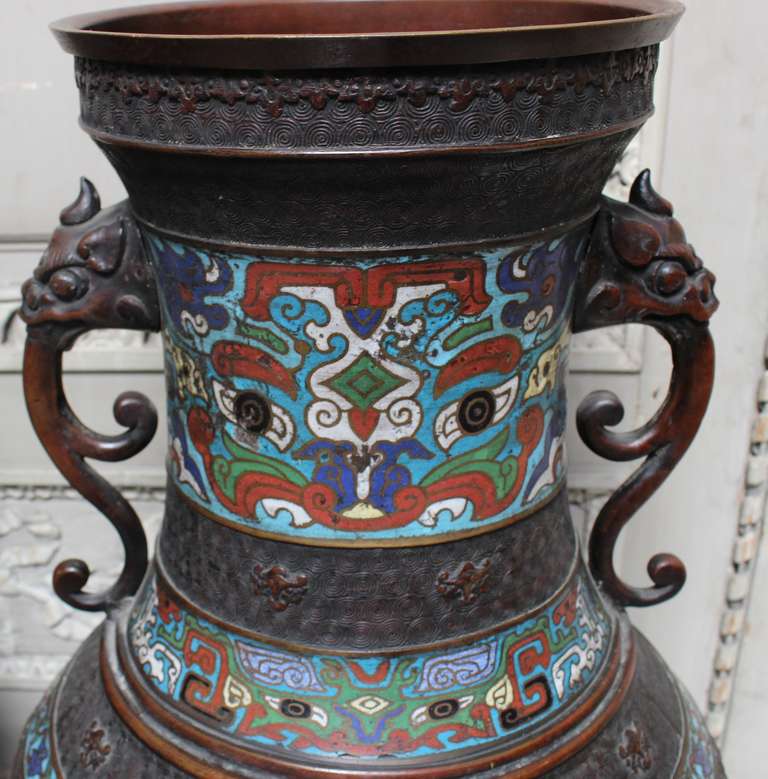 Bronze Paire de grands vases japonais champlevés du XIXe siècle à motifs chinois