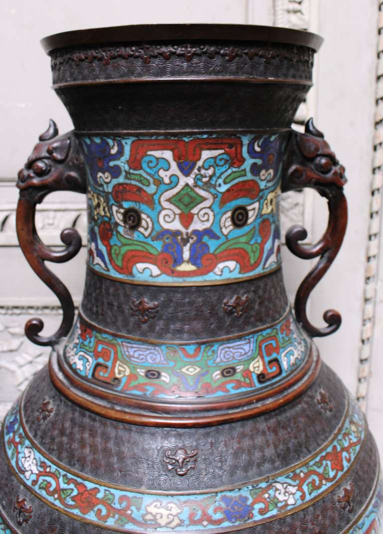 Paire de grands vases japonais champlevés du XIXe siècle à motifs chinois Bon état à Dallas, TX