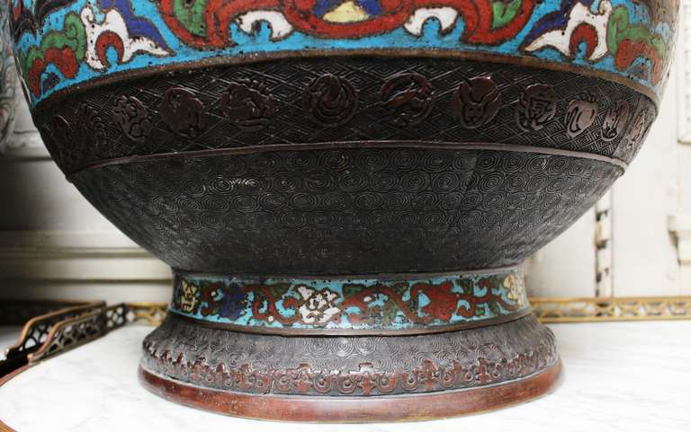 Paire de grands vases japonais champlevés du XIXe siècle à motifs chinois 2