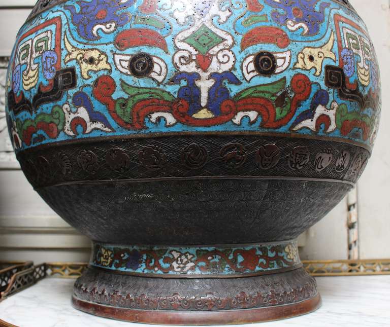 Paire de grands vases japonais champlevés du XIXe siècle à motifs chinois 1