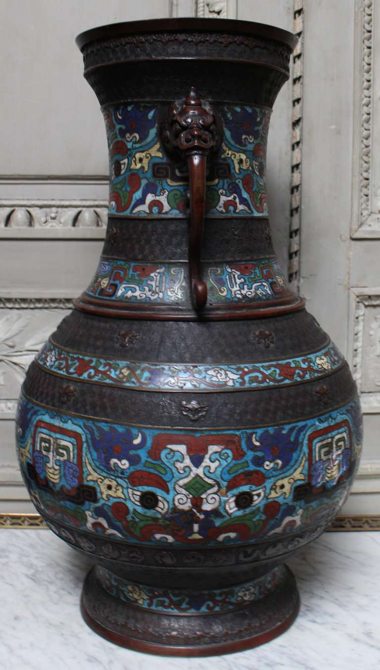 Champlevé Paire de grands vases japonais champlevés du XIXe siècle à motifs chinois