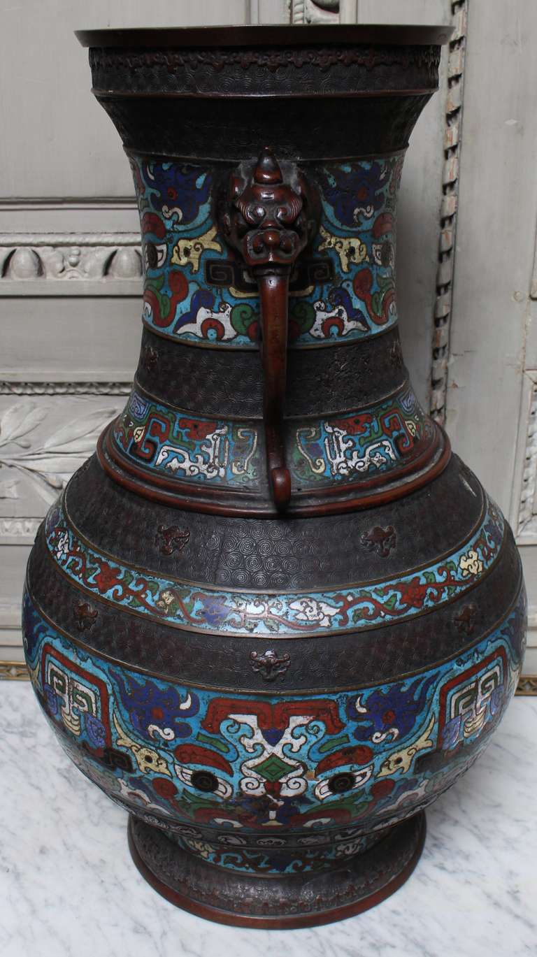 Japonais Paire de grands vases japonais champlevés du XIXe siècle à motifs chinois