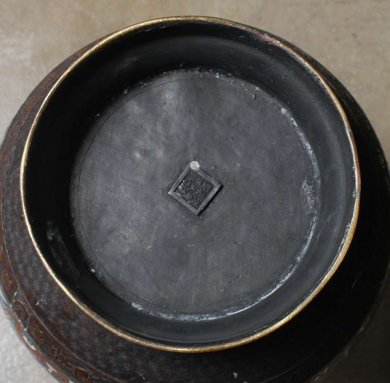 Paire de grands vases japonais champlevés du XIXe siècle à motifs chinois 4