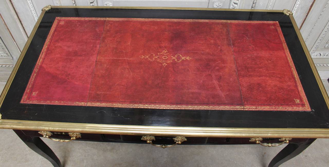Bronzo Scrivania francese in stile Luigi XV laccata nera con piano in pelle lavorata rossa in vendita