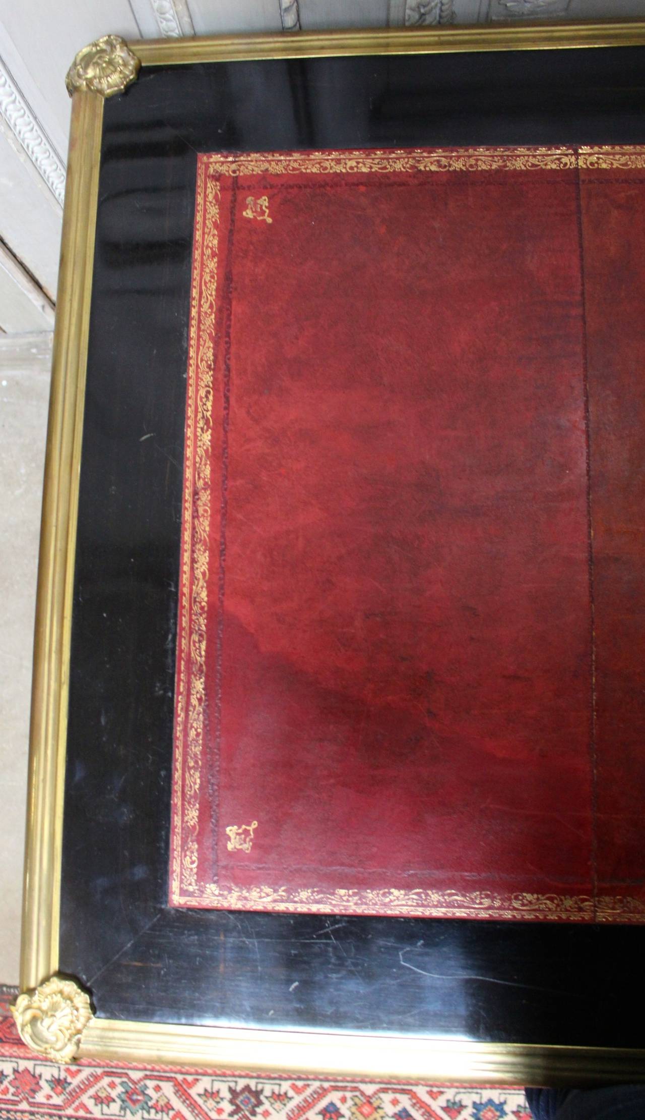 Scrivania francese in stile Luigi XV laccata nera con piano in pelle lavorata rossa in vendita 2
