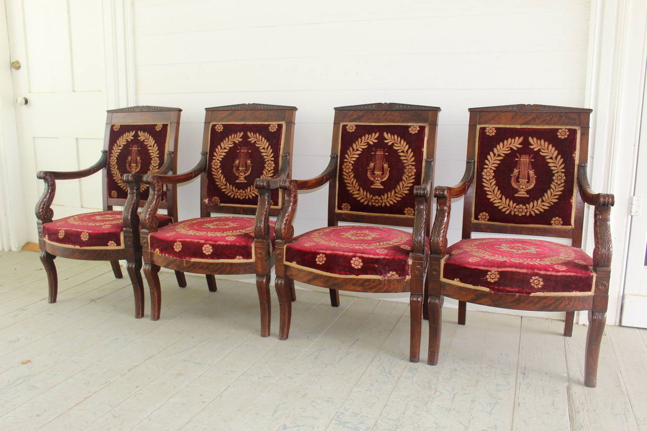 Sculpté Ensemble de quatre fauteuils en acajou de style Empire français du XIXe siècle en vente