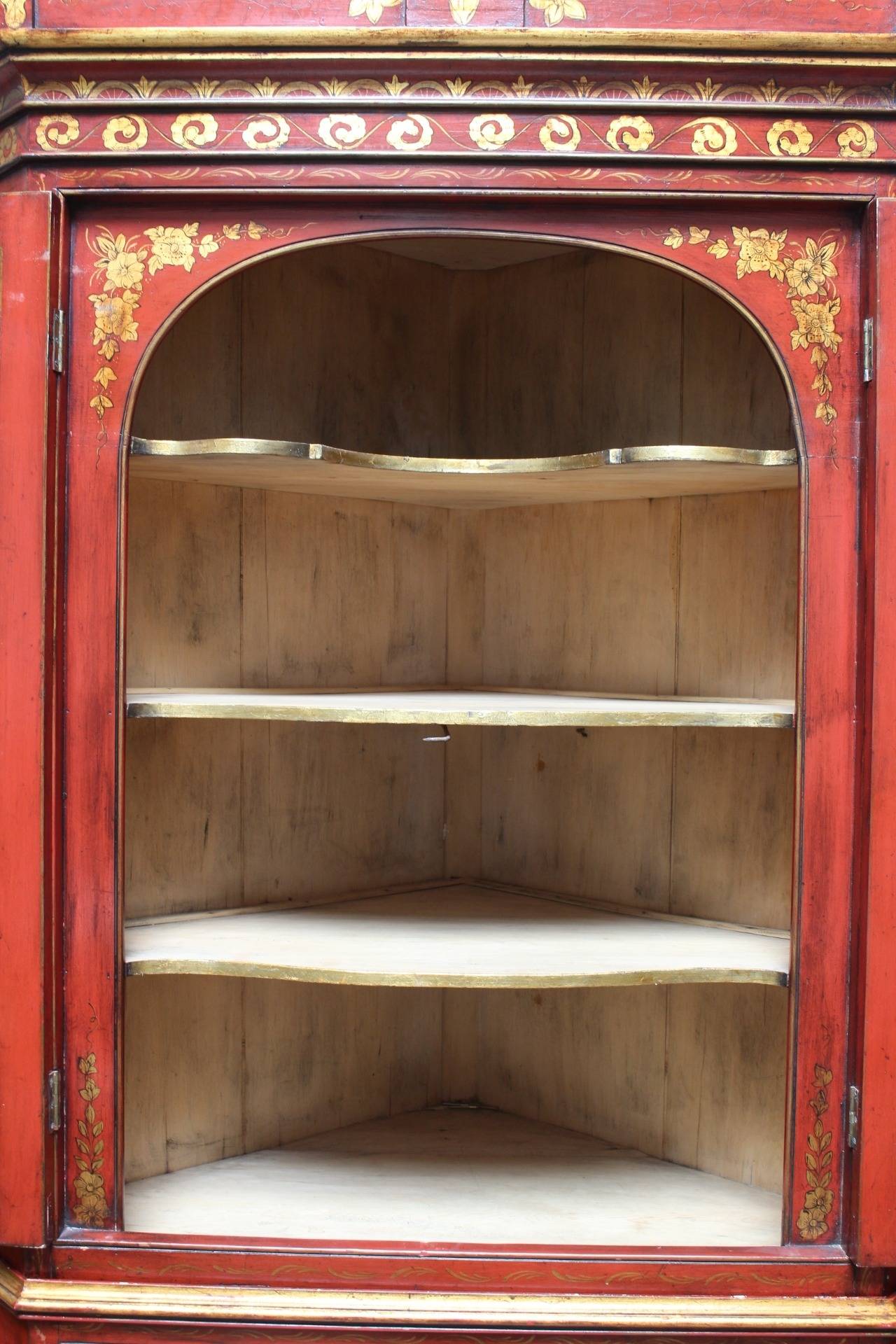 English Georgian Style Red Japanned and Parcel-Gilt Corner Cupboard In Good Condition In Dallas, TX