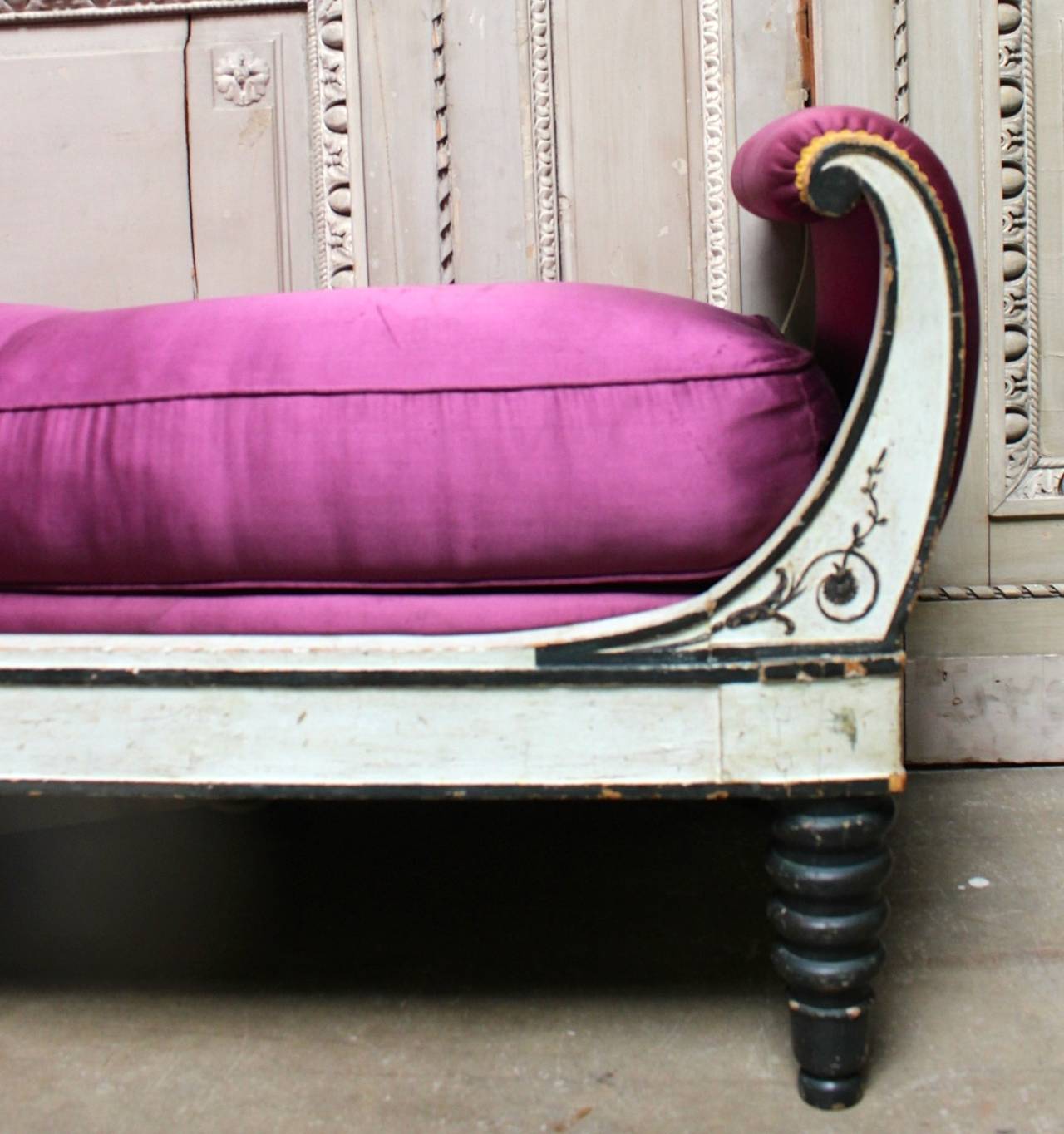 18th Century French Directoire Chaise Longue with a Black and White Finish In Good Condition In Dallas, TX