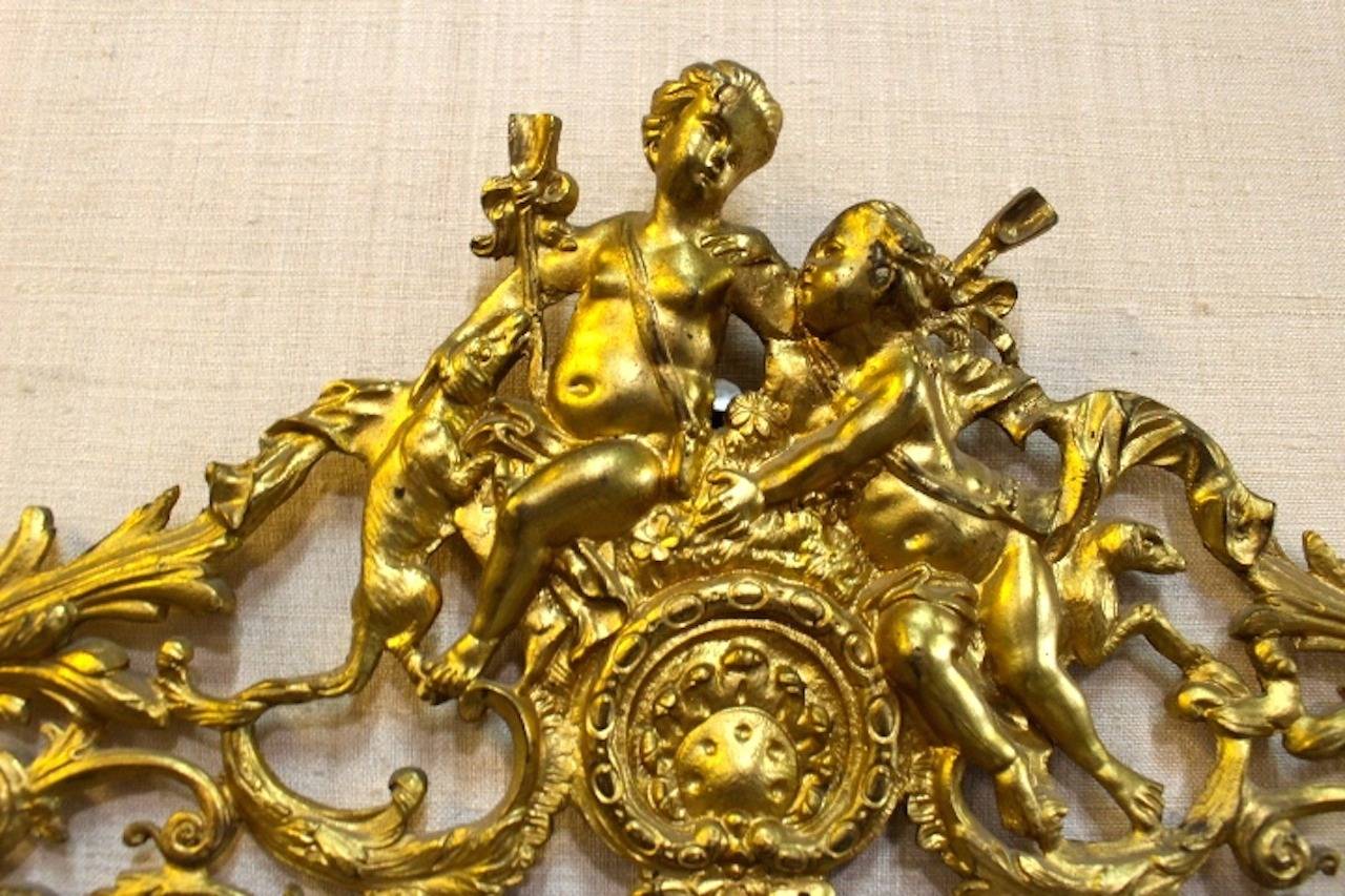 Paar französische Wandleuchter aus vergoldeter Bronze im Louis-XVI.-Stil mit Spiegeln (Louis XVI.) im Angebot
